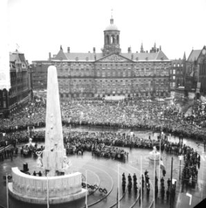 Dodenherdenking, twee minuten stilte op de Dam te Amsterd overzicht, Bestanddeelnr 917-7258