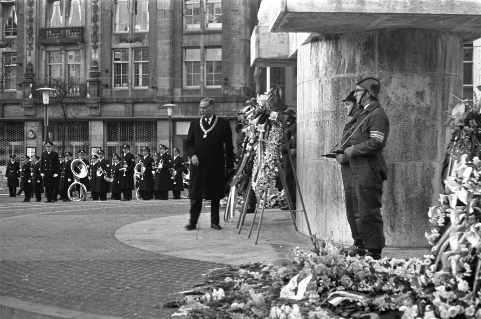 Dodenherdenking 1967 op de Dam in Amsterdam burgemeester Van Hall bij de kransl, Bestanddeelnr 920-2973