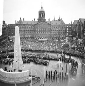 Dodenherdenking, twee minuten stilte op de Dam te Amsterd overzicht, Bestanddeelnr 917-7260