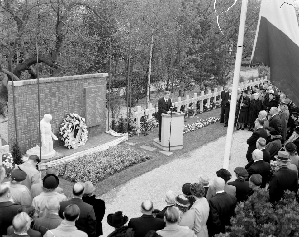 Dodenherdenking, op de begraafplaats Westduin in Den Haag wordt een eregraf c.q., Bestanddeelnr 905-7040