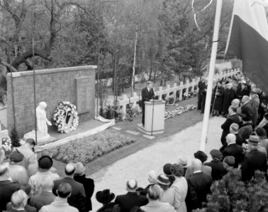 Dodenherdenking, op de begraafplaats Westduin in Den Haag wordt een eregraf c.q., Bestanddeelnr 905-7040