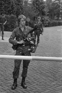 Doe wat festival in Deventer (festival van actiegroepen) militair onder de verf…, Bestanddeelnr 933-0116