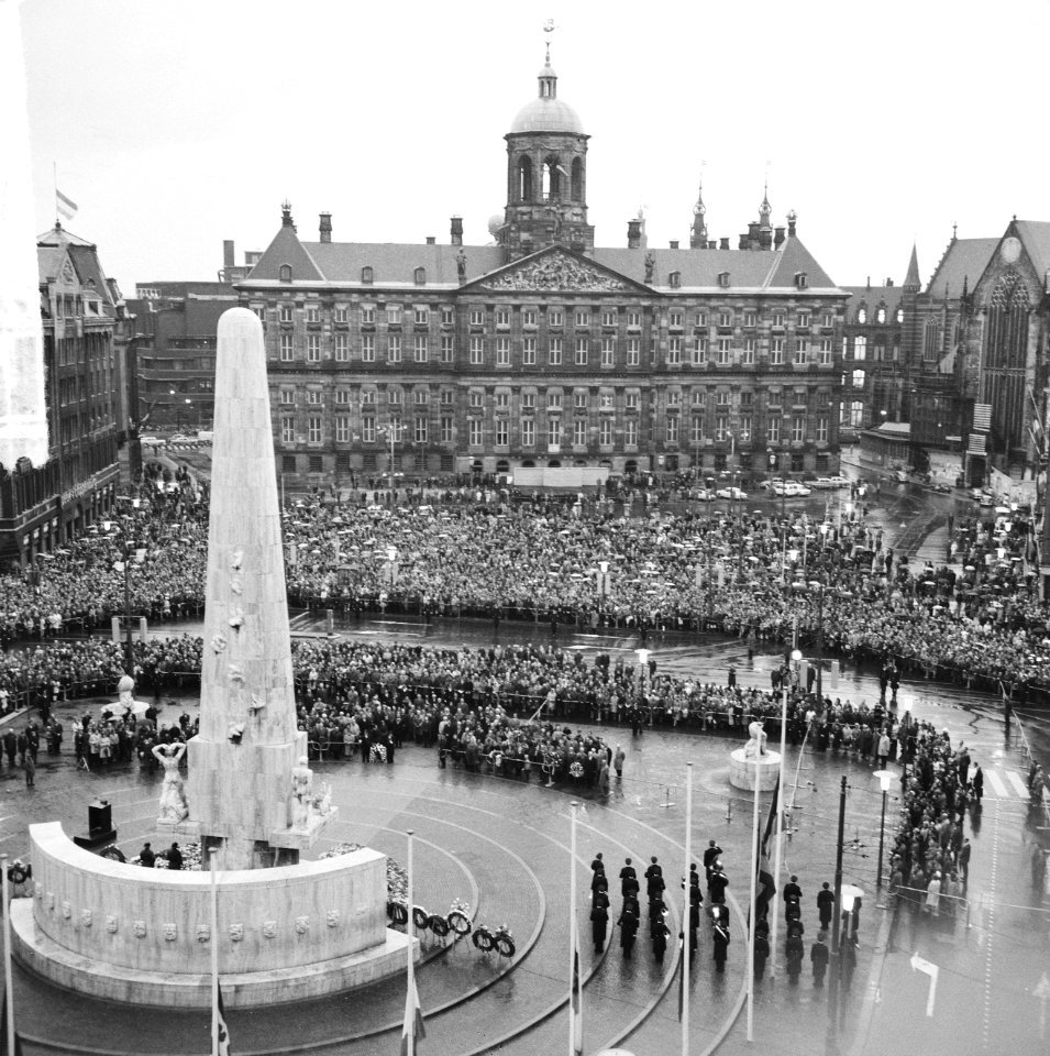 Dodenherdenking, twee minuten stilte op de Dam te Amsterd overzicht, Bestanddeelnr 917-7259