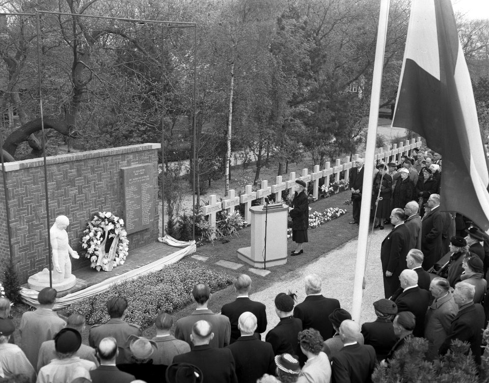 Dodenherdenking, op de begraafplaats Westduin in Den Haag wordt een eregraf c.q., Bestanddeelnr 905-7036