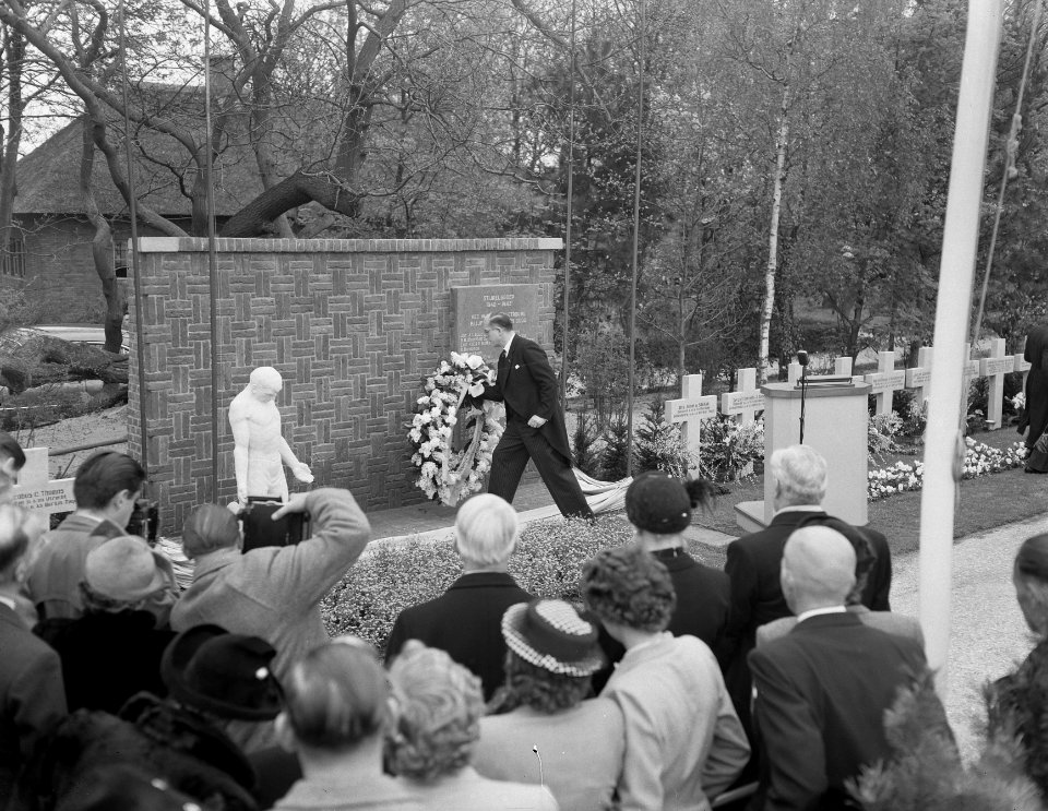 Dodenherdenking, op de begraafplaats Westduin in Den Haag wordt een eregraf c.q., Bestanddeelnr 905-7039
