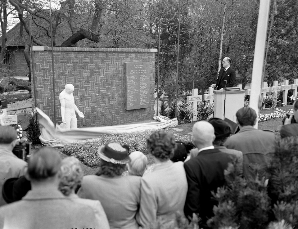 Dodenherdenking, op de begraafplaats Westduin in Den Haag wordt een eregraf c.q., Bestanddeelnr 905-7037