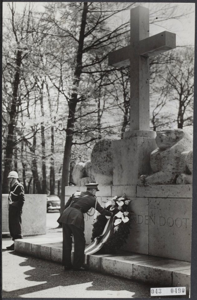 Dodenherdenkingen, kransleggingen, monumenten, Bestanddeelnr 043-0490