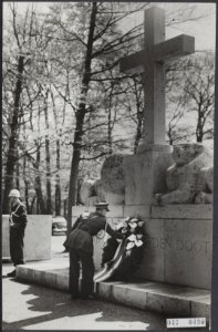 Dodenherdenkingen, kransleggingen, monumenten, Bestanddeelnr 043-0490