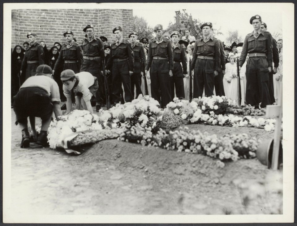 Dodenherdenking van de gesneuvelde soldaten van het Regiment Stoottroepen op het, Bestanddeelnr 30002 023