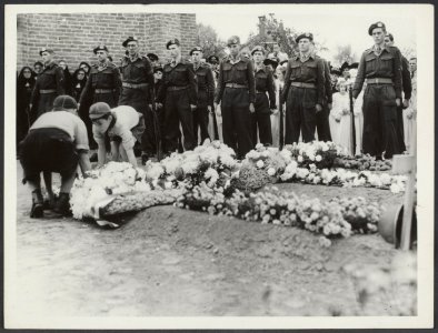 Dodenherdenking van de gesneuvelde soldaten van het Regiment Stoottroepen op het, Bestanddeelnr 30002 023