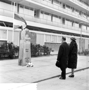 Dodenherdenking bij het Monument van de treurende vrouw in Rotterdam, Bestanddeelnr 916-1676