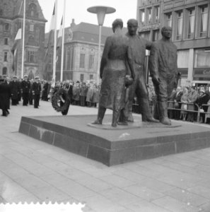 Dodenherdenking te Rotterdam, burgemeester Van Walsum legt een krans bij het mon, Bestanddeelnr 911-2138