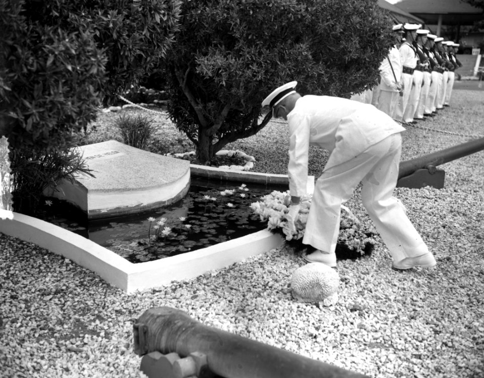 Dodenherdenking op Marinebasis Parera te Willemstad op Curacao. Gouverneur Mr. A, Bestanddeelnr 905-7104