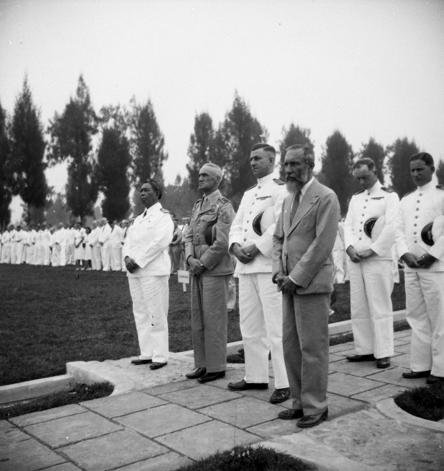 Dodenherdenking op Ereveld Kemban Koening Vlnr. Wali Negara R.P. Achmad Koesoem, Bestanddeelnr 15573