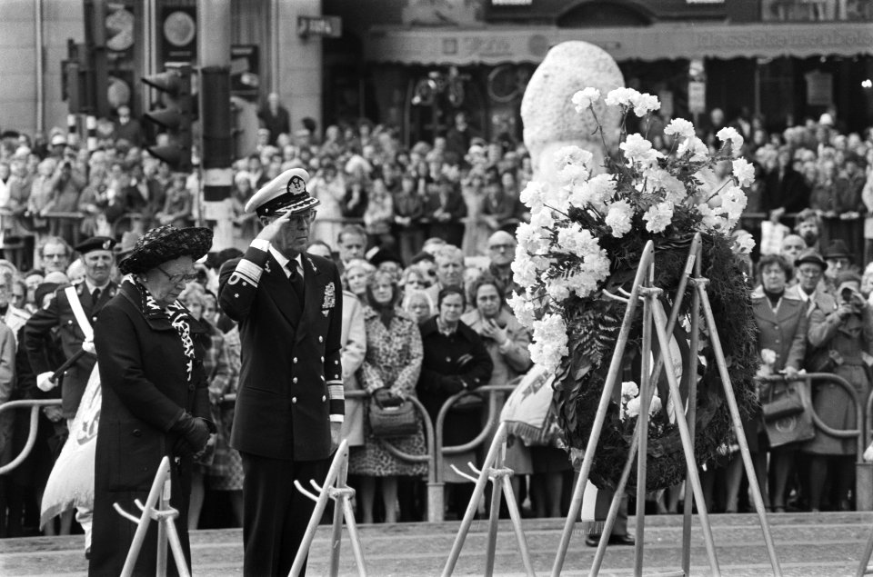 Dodenherdenking op Dam in Amsterdam koningin Juliana en Prins Bernhard leggen k, Bestanddeelnr 928-5584