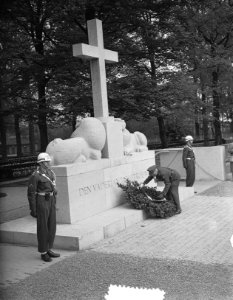 Dodenherdenking, onthulling van het Nationaal Legermonument op de Grebbeberg, Bestanddeelnr 905-7033