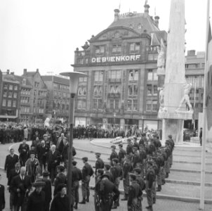 Dodenherdenking bij Nationaal Monument op de Dam, overzic ht tijdens kransleggin, Bestanddeelnr 919-1108