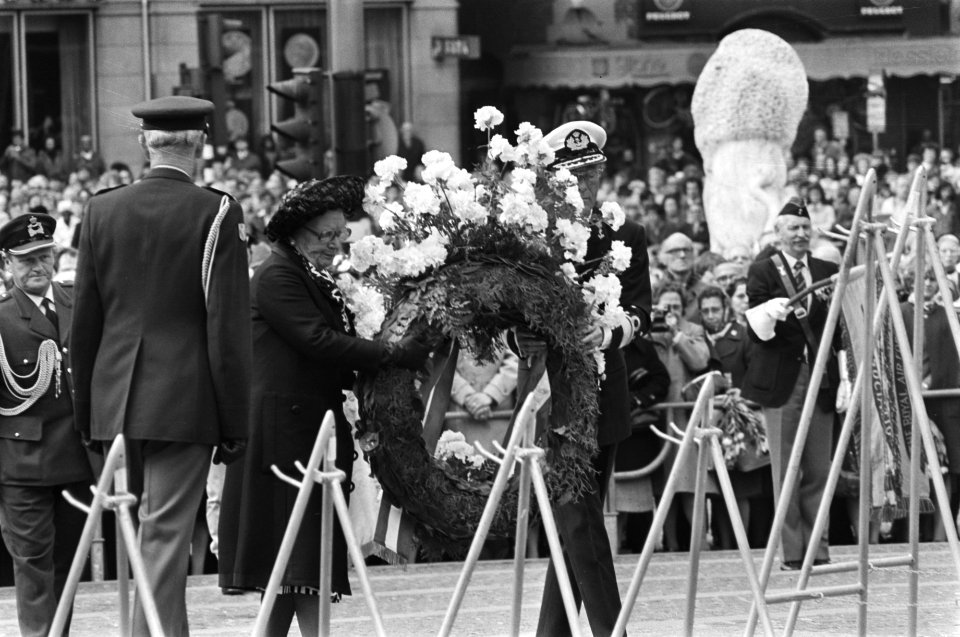 Dodenherdenking op Dam in Amsterdam koningin Juliana en Prins Bernhard leggen k, Bestanddeelnr 928-5583