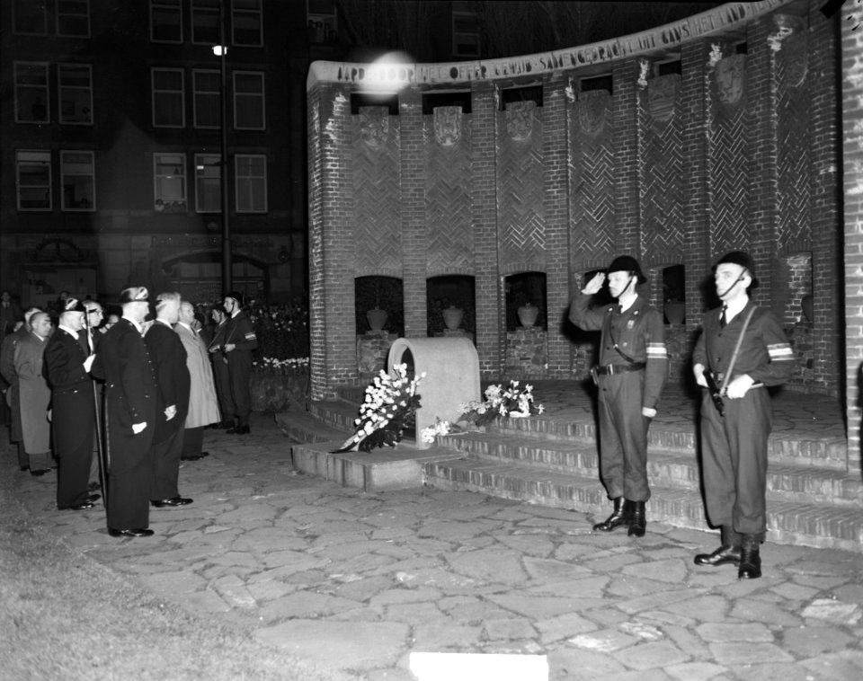 Dodenherdenking op 4 mei bij het Nationaal Monument op de Dam, Bestanddeelnr 904-5510
