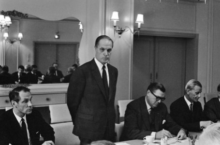 Dr. J. R. M. van der Brink , lid raad van bestuur van de Amro-bank, Bestanddeelnr 920-7911