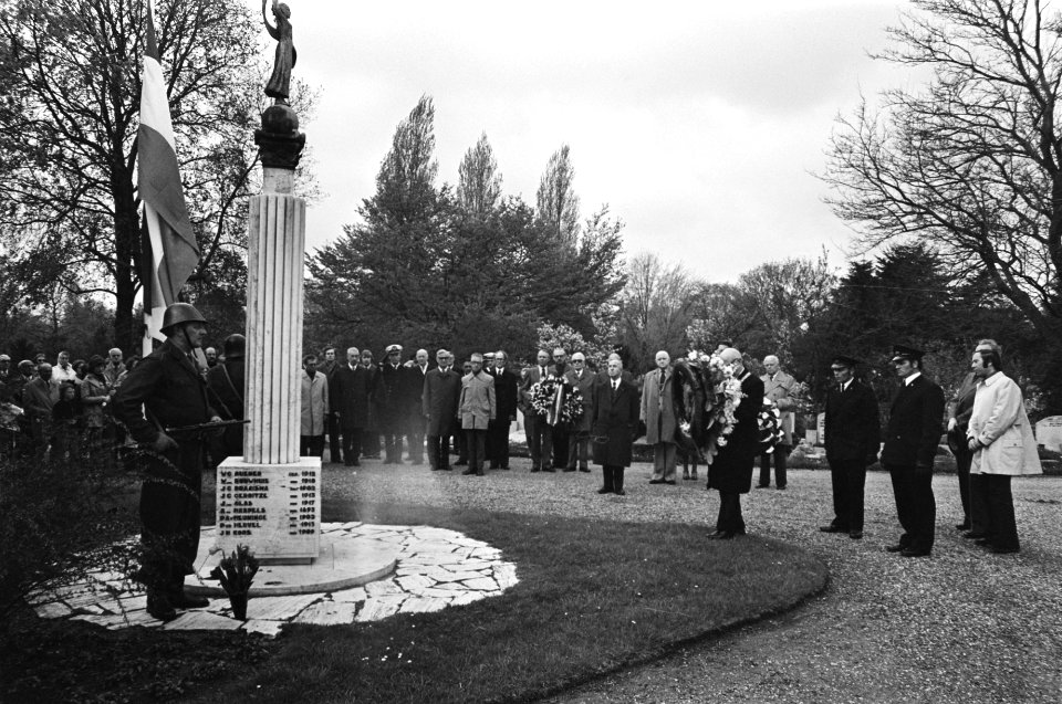 Dodenherdenking Nieuwe Oosterbegraafplaats in Amsterdam burgemeester Samkalden l, Bestanddeelnr 928-5581