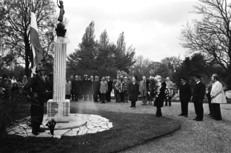 Dodenherdenking Nieuwe Oosterbegraafplaats in Amsterdam burgemeester Samkalden l, Bestanddeelnr 928-5581