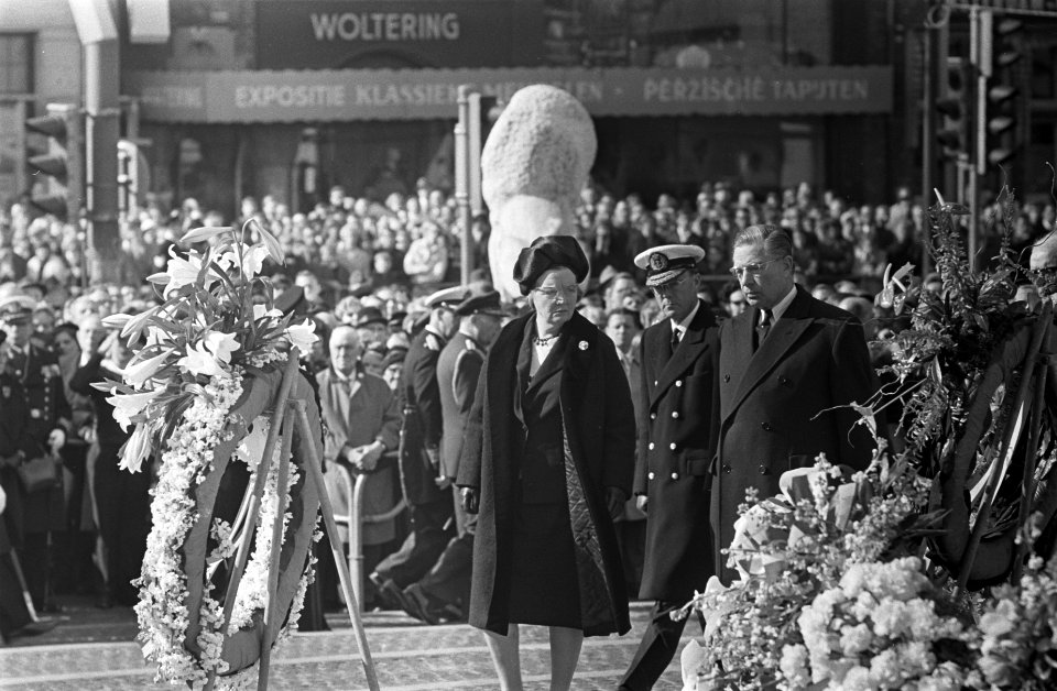 Dodenherdenking op de Dam, koningin Juliana en prins Bernhard leggen als eerste , Bestanddeelnr 920-2974