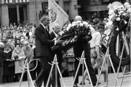Dodenherdenking op Dam in Amsterdam Minister Vredeling Den Uyl en De Gaay Fortm, Bestanddeelnr 928-5582