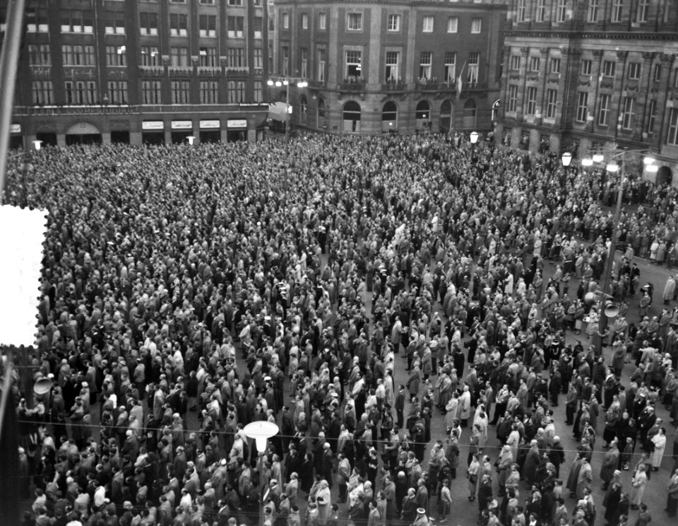 Dodenherdenking Oosterbegraafplaats Amsterdam. Op Dam bij Nationaal Monument, Bestanddeelnr 907-7426