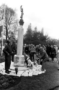 Dodenherdenking op de Nieuwe Oosterbegraafplaats in Amsterdam nabestaanden legg, Bestanddeelnr 927-9107
