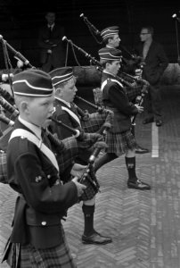 Doedelzakband uit Hawick (Schotland) gaf demonstratie op binnenplaats HB, Bestanddeelnr 921-5290