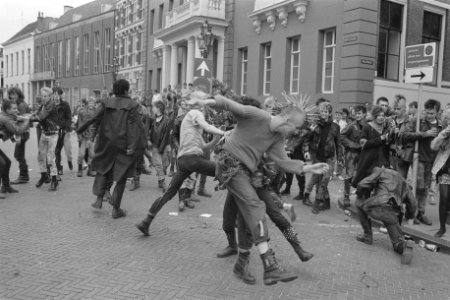 Doe wat festival in Deventer (festival van actiegroepen) groep punkers, Bestanddeelnr 933-0119