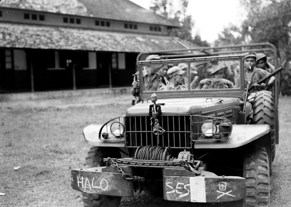 Dodge Truck klaar voor vertrek. Op de grille van de motorkap een wayangpop, Bestanddeelnr 15931