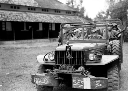 Dodge Truck klaar voor vertrek. Op de grille van de motorkap een wayangpop, Bestanddeelnr 15931