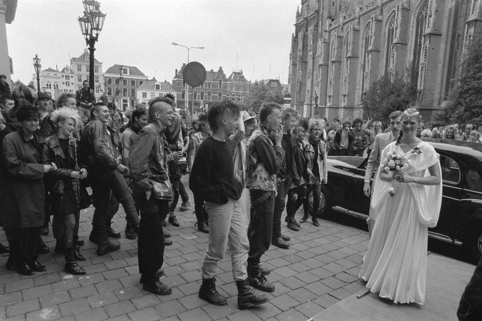 Doe wat festival in Deventer (festival van actiegroepen) groep punkers kijkt na, Bestanddeelnr 933-0118