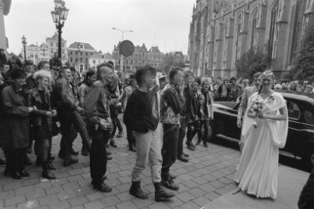 Doe wat festival in Deventer (festival van actiegroepen) groep punkers kijkt na, Bestanddeelnr 933-0118