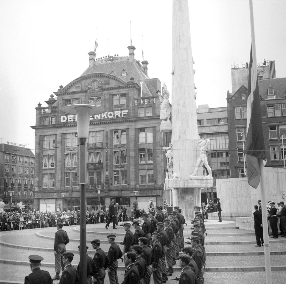 Dodenherdenking bij Nationaal Monument op de Dam, overzicht tijdens kranslegging, Bestanddeelnr 919-1107
