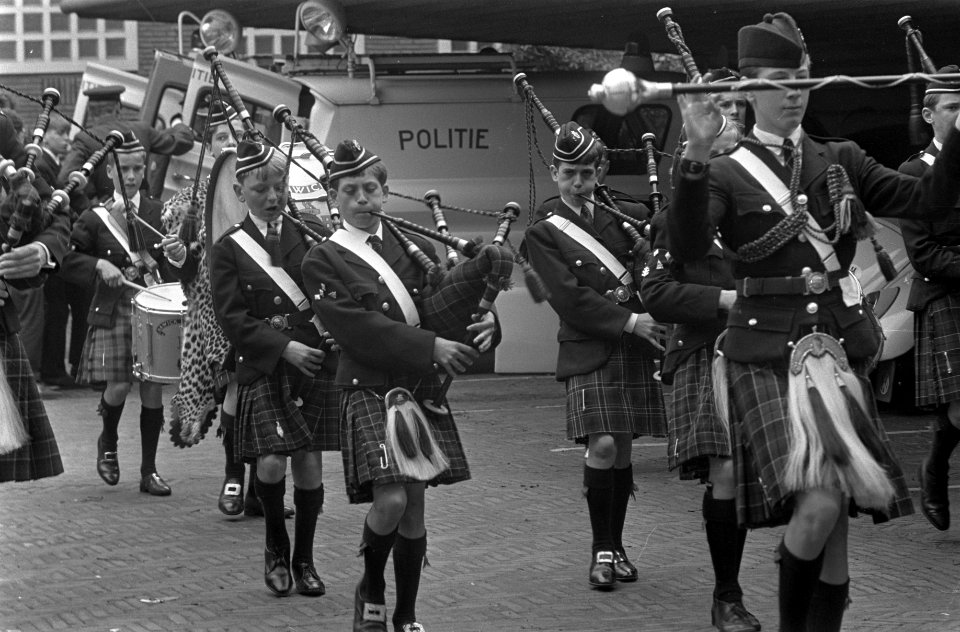 Doedelzakband uit Hawick (Schotland) gaf demonstratie op binnenplaats HB, Bestanddeelnr 921-5288