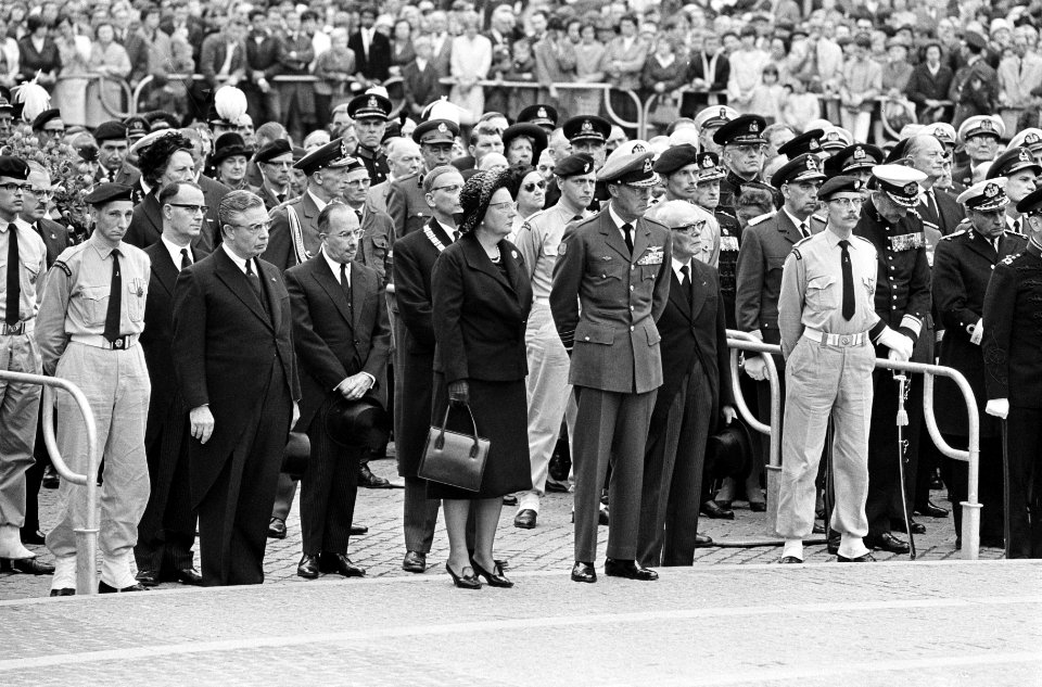 Dodenherdenking bij Nationaal Monument op de Dam, koningin Juliana, prins Bernha, Bestanddeelnr 919-1101