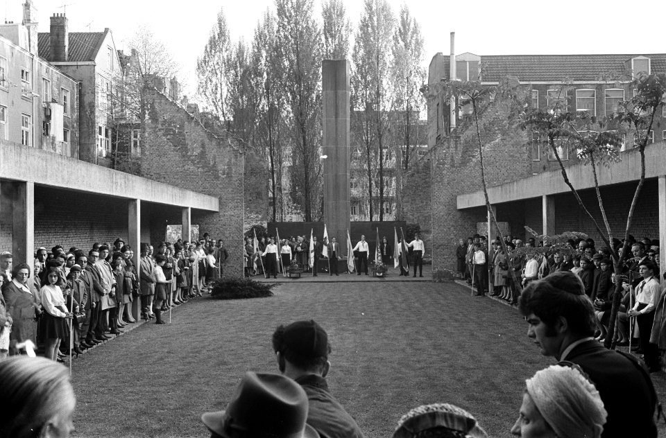 Dodenherdenking in de voormalige Hollandse Schouwburg te Amsterdam, Bestanddeelnr 921-2873