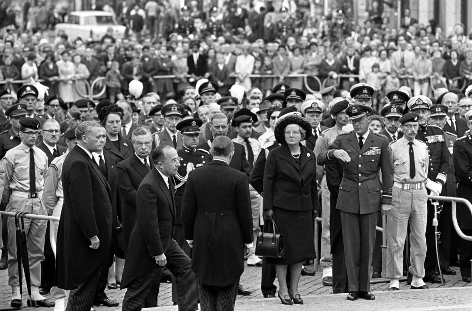 Dodenherdenking bij Nationaal Monument op de Dam, Minister Cals en Smallenbroek , Bestanddeelnr 919-1106