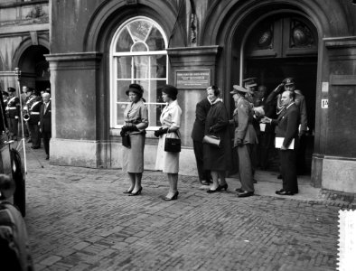Dodenherdenking in de Ridderzaal, Koninklijke familie verlaat het gebouw der Twe, Bestanddeelnr 911-2133