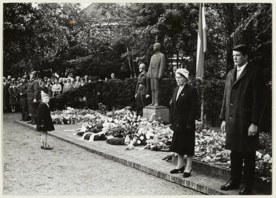Dodenherdenking bij het verzetsmonument op de Dreef. NL-HlmNHA 54010605