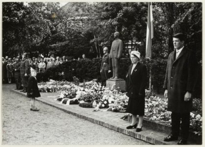 Dodenherdenking bij het verzetsmonument op de Dreef. NL-HlmNHA 54010605