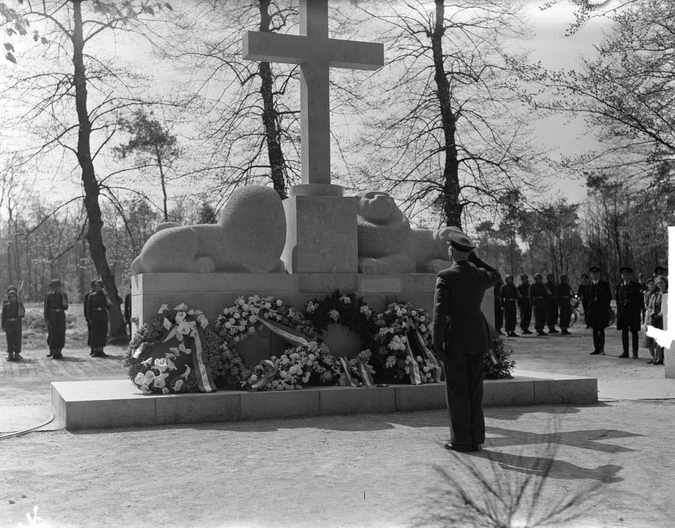 Dodenherdenking bij het Nationale Legermonument op het Militair Ereveld Grebbebe, Bestanddeelnr 904-5517