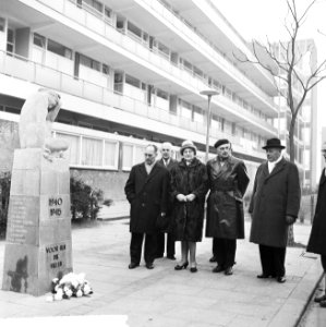 Dodenherdenking bij het Monument van de treurende vrouw in Rotterdam, Bestanddeelnr 916-1675