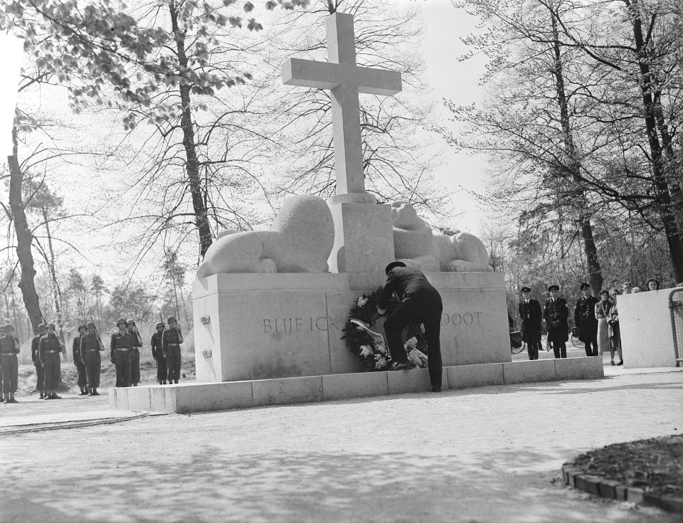 Dodenherdenking bij het Nationale Legermonument op het Militair Ereveld Grebbebe, Bestanddeelnr 904-5521