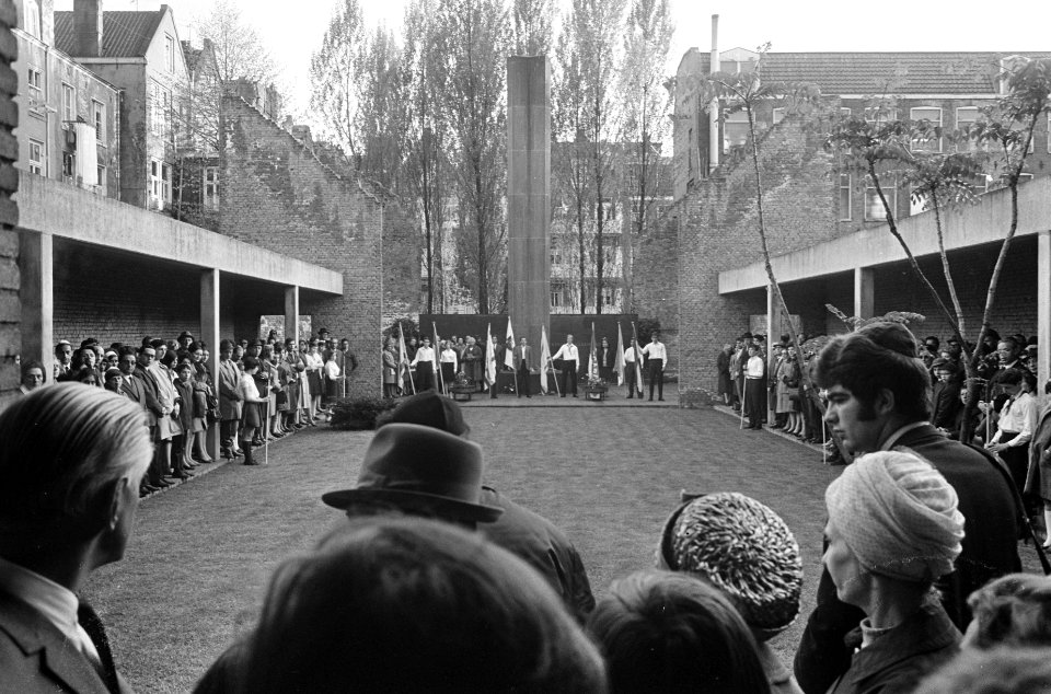 Dodenherdenking in de voormalige Hollandse Schouwburg te Amsterdam, Bestanddeelnr 921-2874