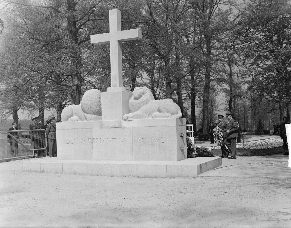 Dodenherdenking bij het Nationale Legermonument op het Militair Ereveld Grebbebe, Bestanddeelnr 904-5518