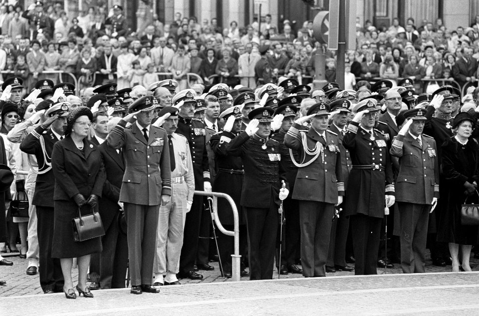 Dodenherdenking bij Nationaal Monument op de Dam, koninklijk paar tijdens spelen, Bestanddeelnr 919-1102